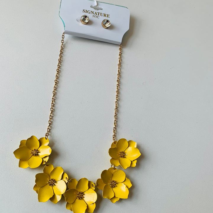 Signature NYC Necklace & Pierced Earring Set NWT in Yellow