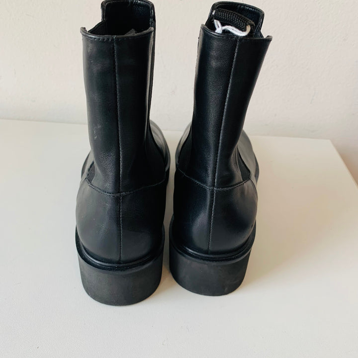 Stuart Weitzman Henley Chelsea Black Leather Ankle Boots Size 7