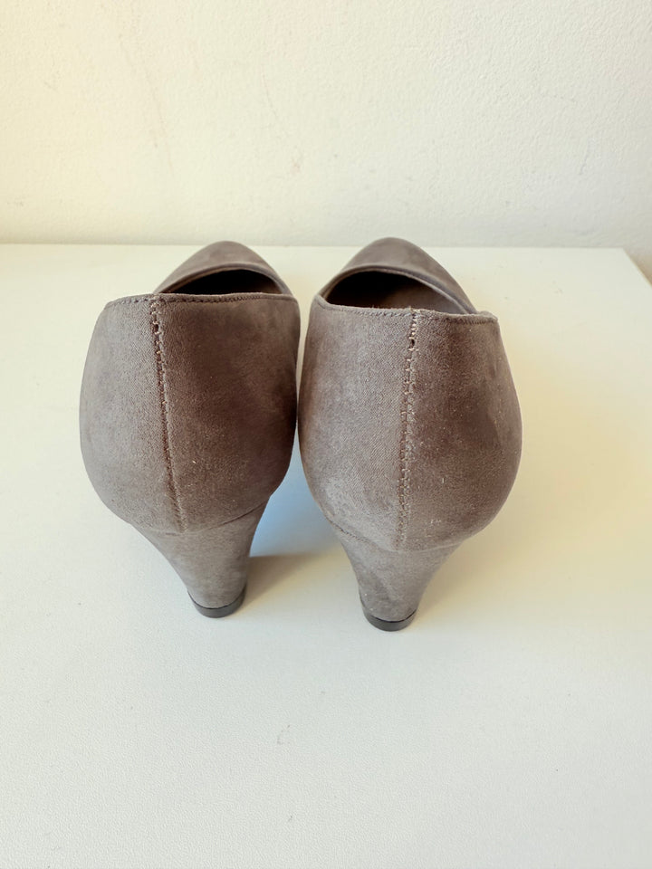 A2 By Aerosoles Grey Suede Pumps Size 8