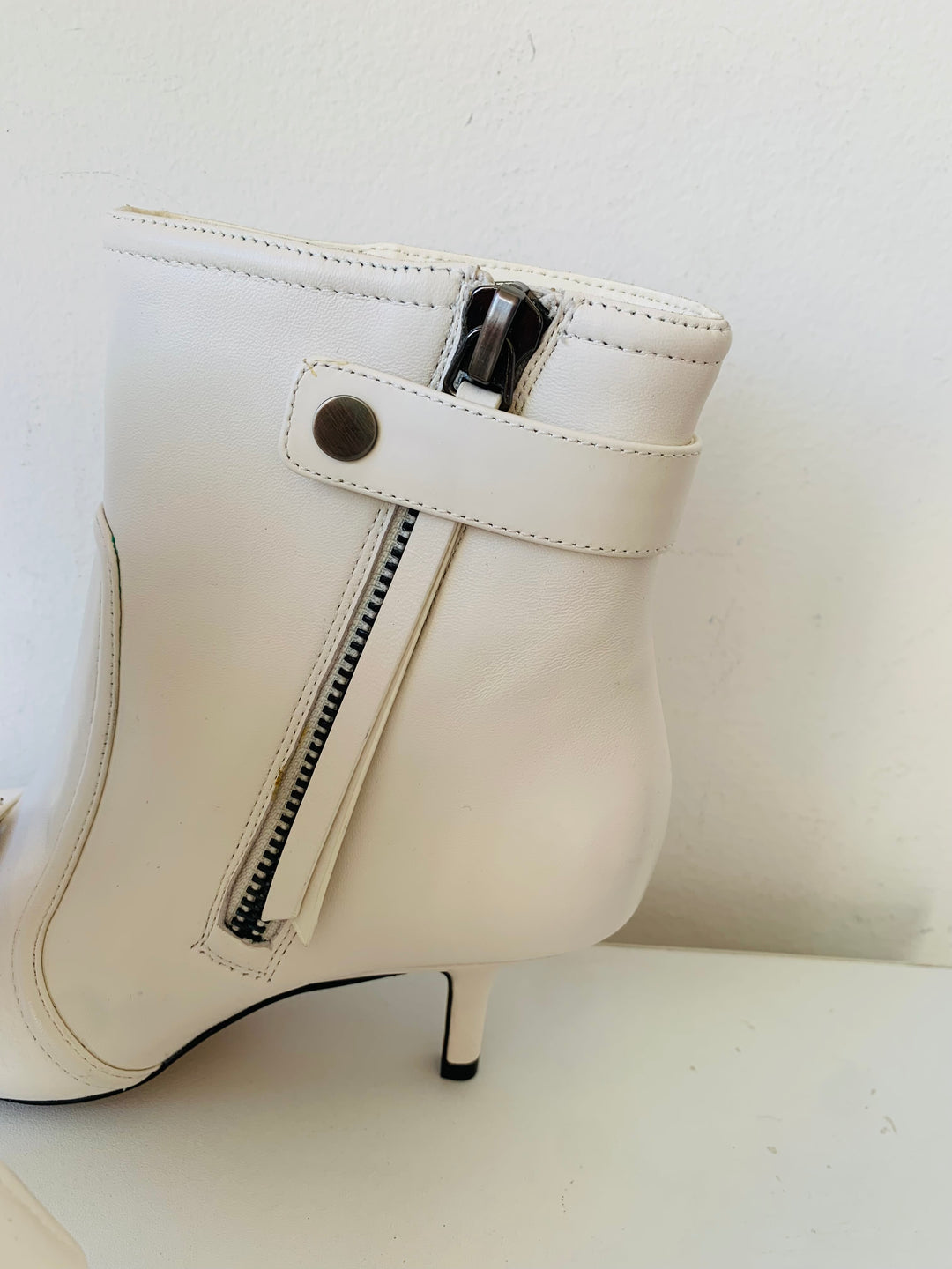 Vince Camuto Women’s Krydel Kitten Heel White Leather Ankle Bootie Size 7