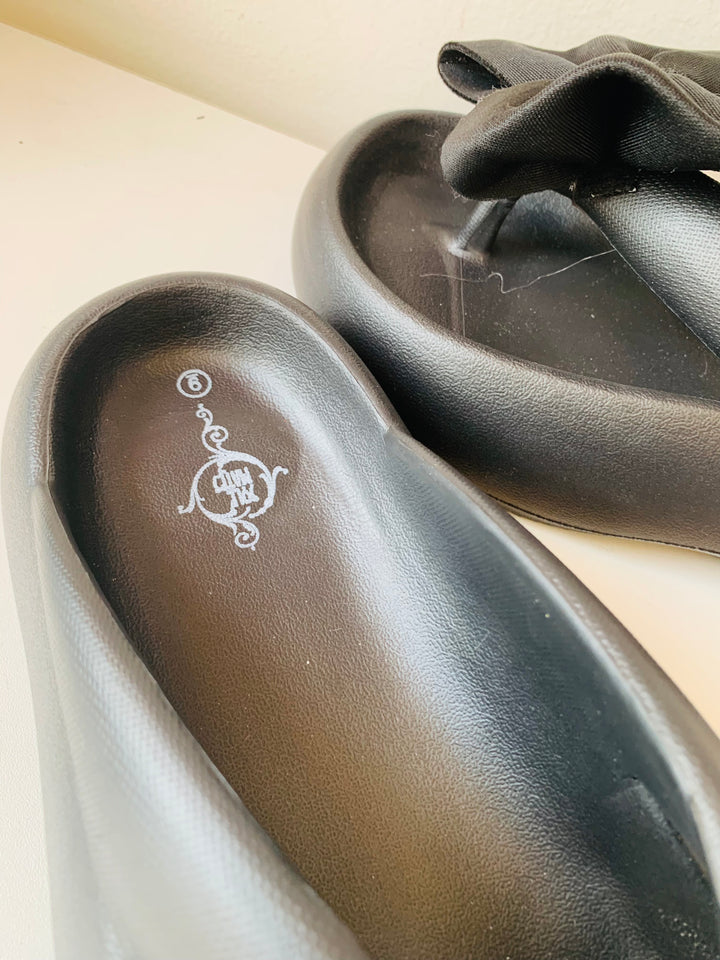 Sole Mates Black Rubber Bow Sandal/Flip Flops Size 9