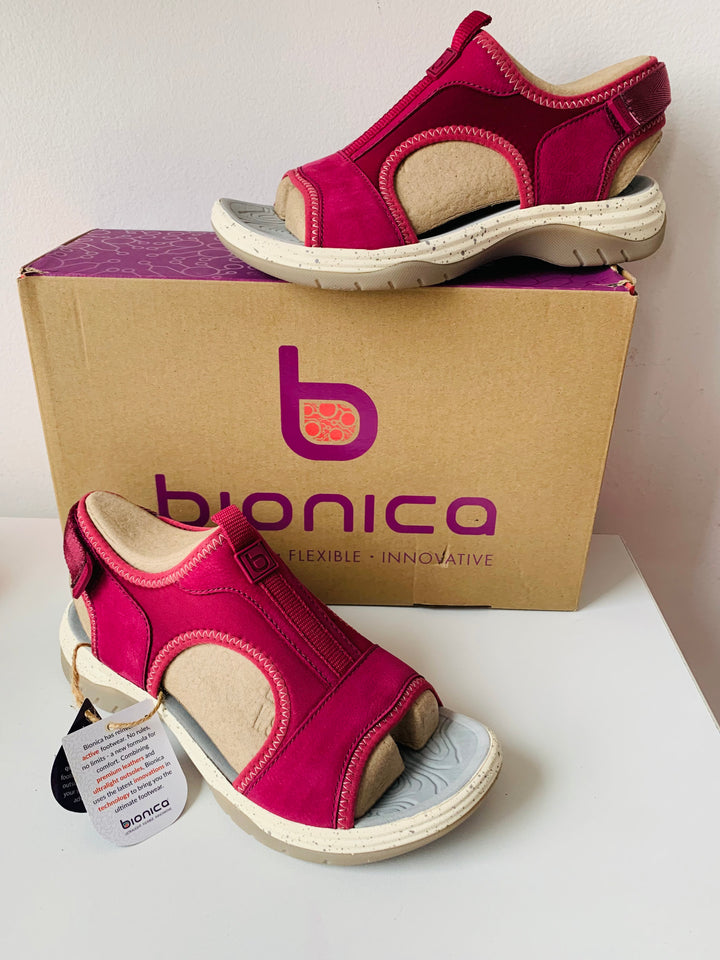 Bionica Niagra Magenta Sandal Size 7 New in Box