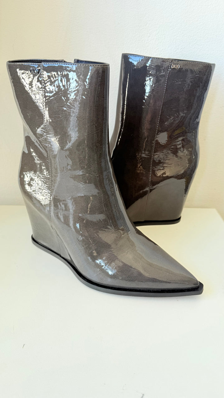 DKNY Beale Wedge Boots Iris Liquid Patent Charcoal Size 11 New in Box