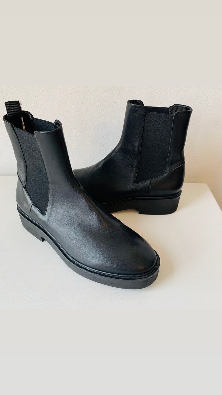 Stuart Weitzman Henley Chelsea Black Leather Ankle Boots Size 7
