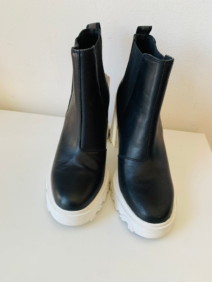 Sorel Brex Heel Chelsea Boots Size 6.5