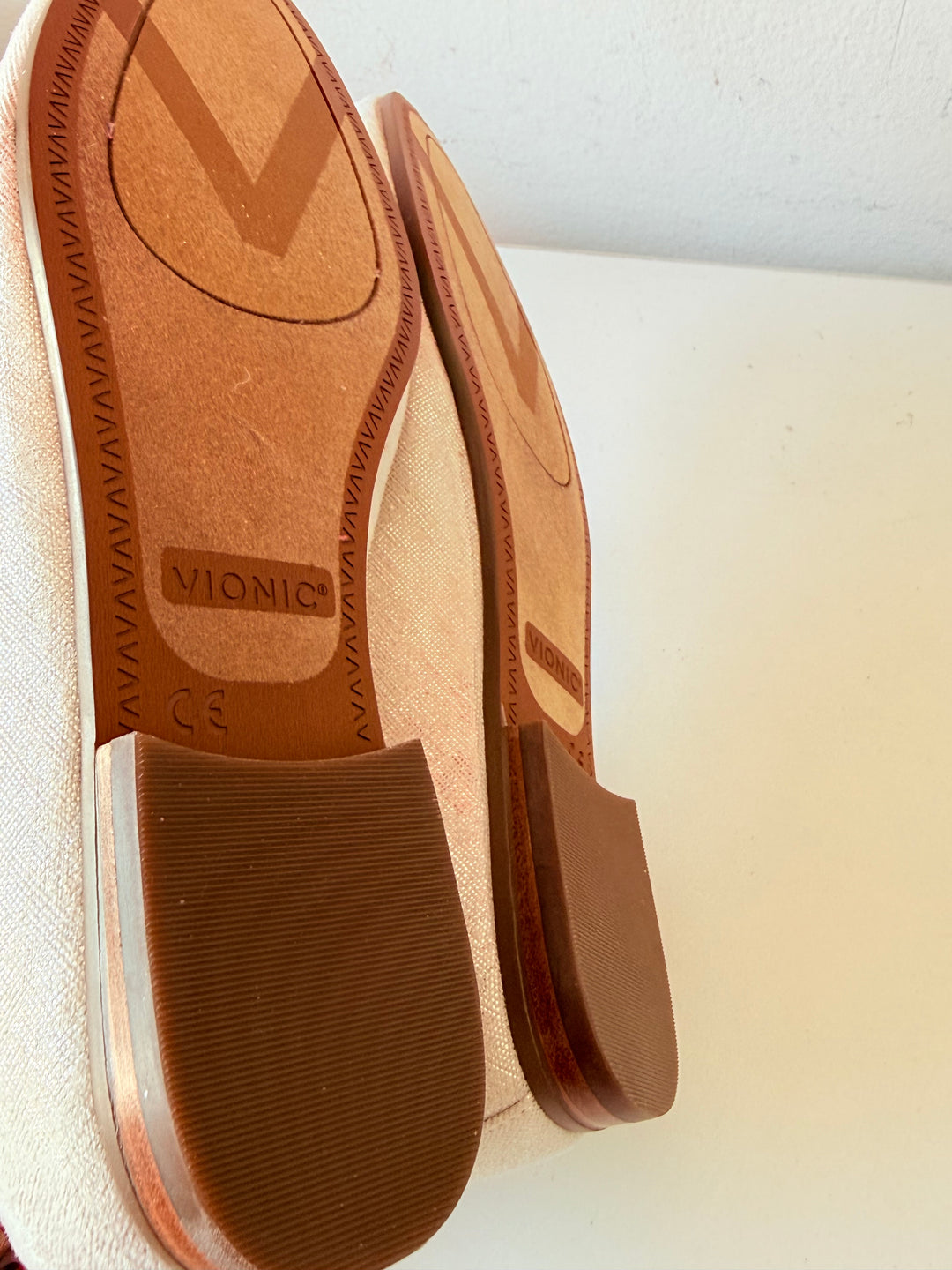 Vionic Willa II In Light Silver Shimmer Mettalic Size 6 Wide New