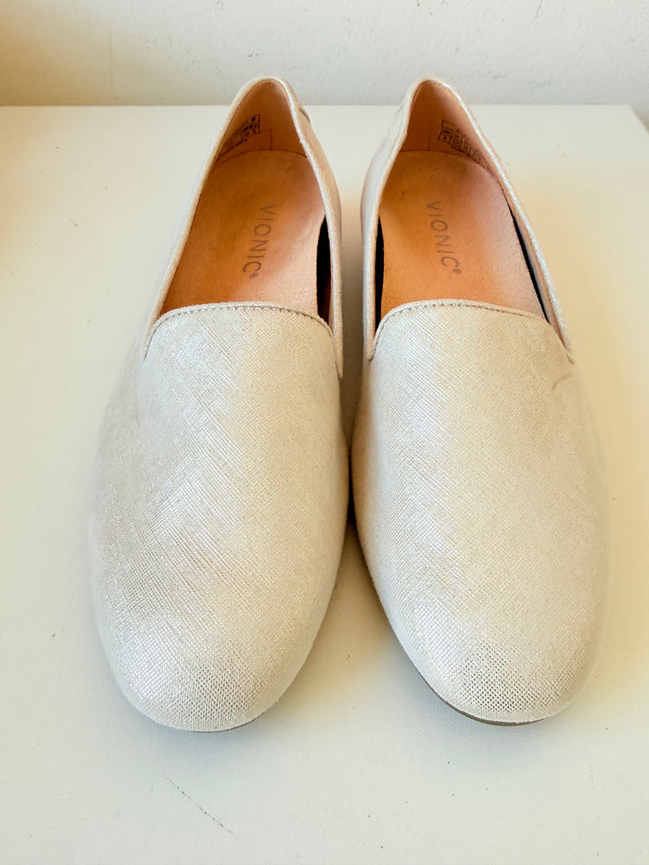 Vionic Willa II In Light Silver Shimmer Mettalic Size 6 Wide New