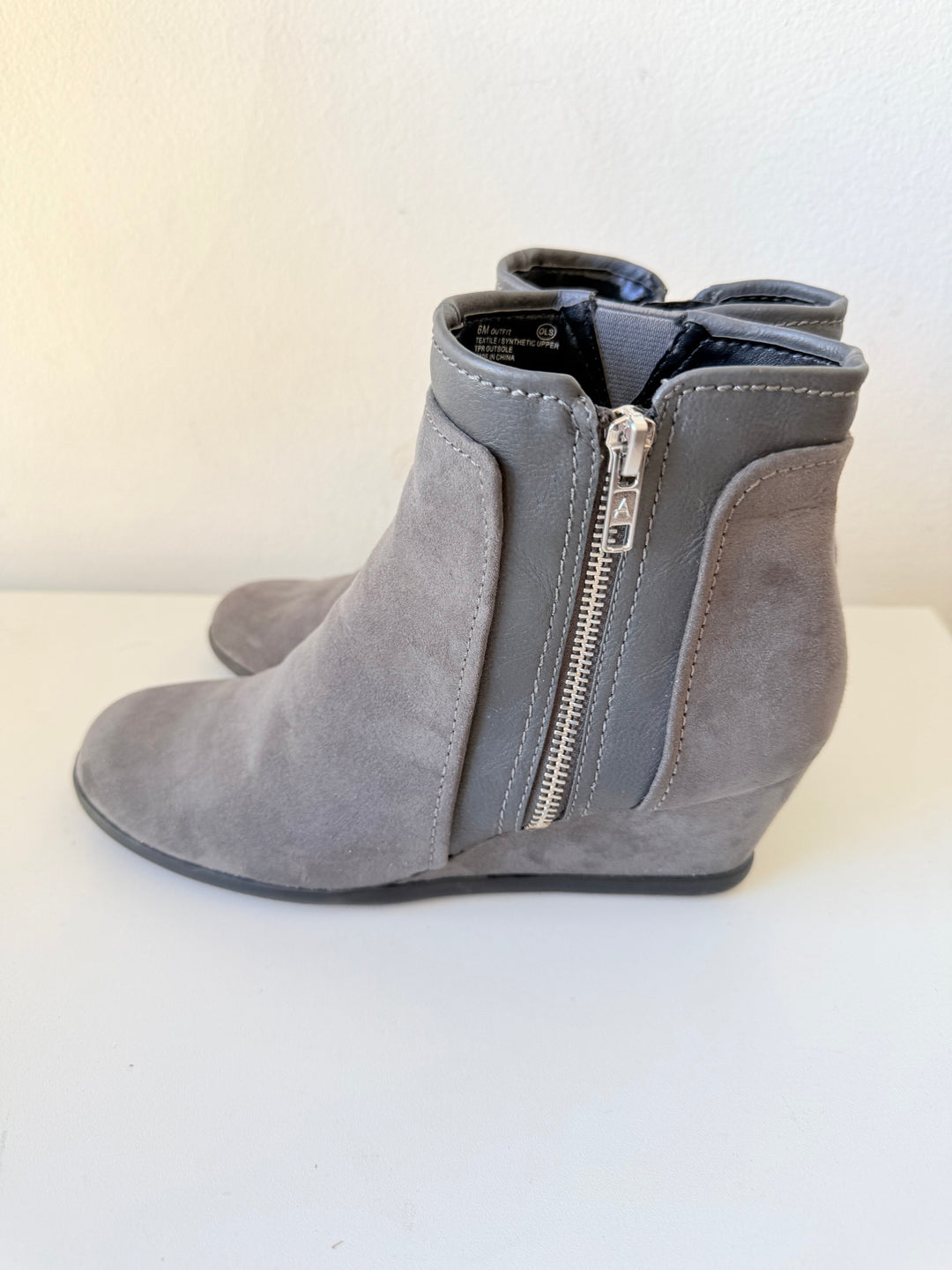 Aerosoles Allowance Gray Faux Suede Wedge Boots Size 6