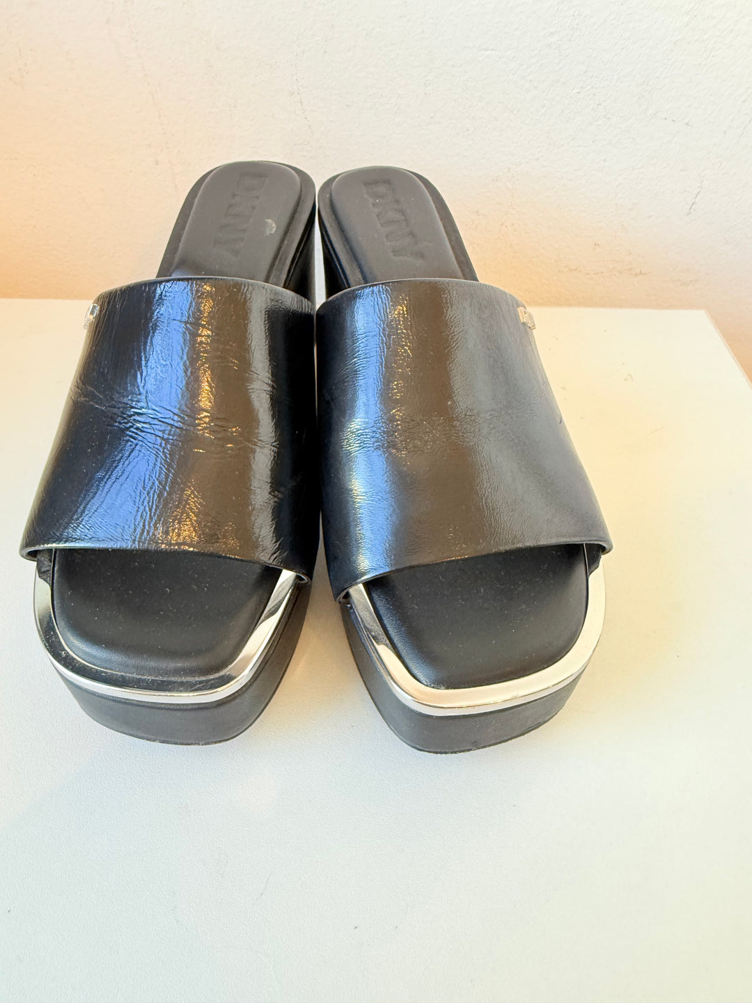 DKNY Desirae Platform Sandal In Black Leather Size 8.5