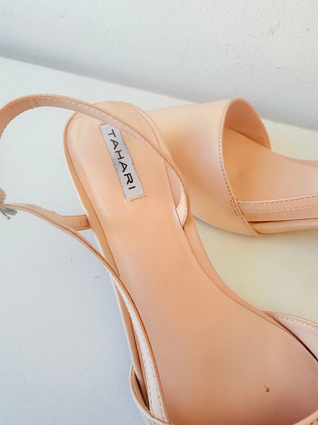 Tahari Cream Leather Pointed Toe Slingback Kitten Heel Pumps Size 7