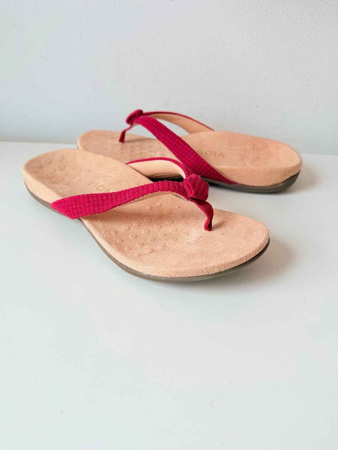 Vionic Mattie Thong Sandal In Red Size 8
