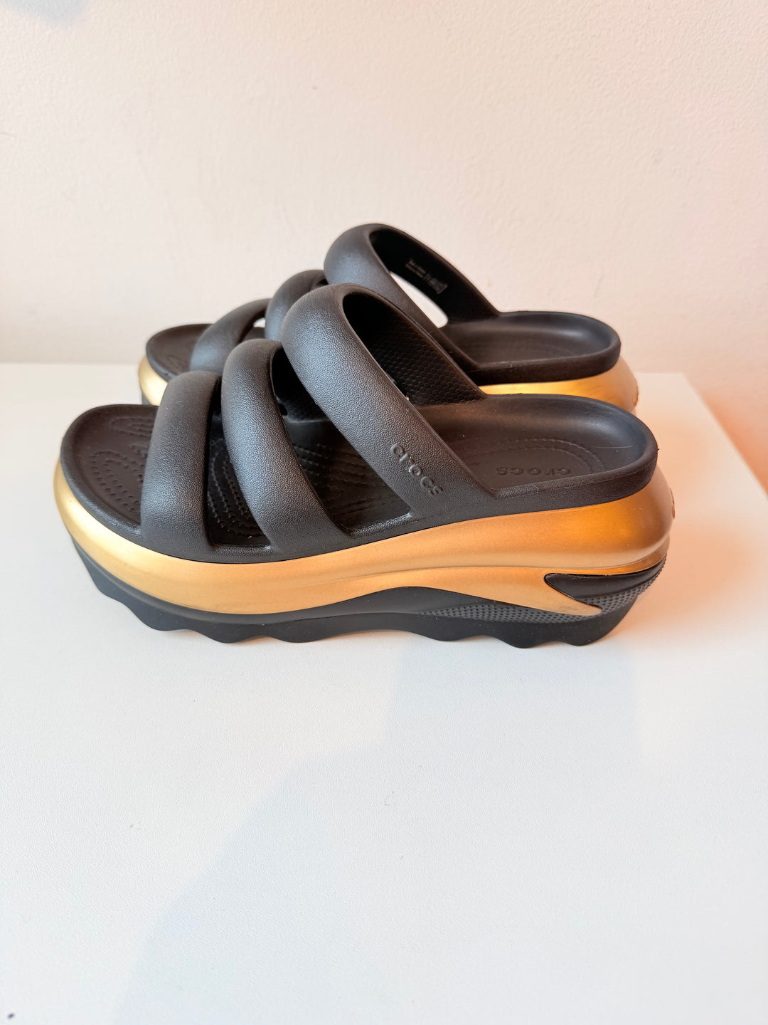 Croc’s Mega Crush Gold/Black Mettalic Triple Strap Platform Sandals Size Mens 4, Womens 6 NEW