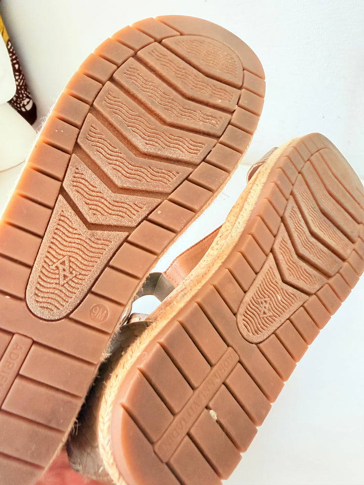 Adrianne Vitadini T Strap Green Brown Snakeskin Embossed  Sandals Size 9