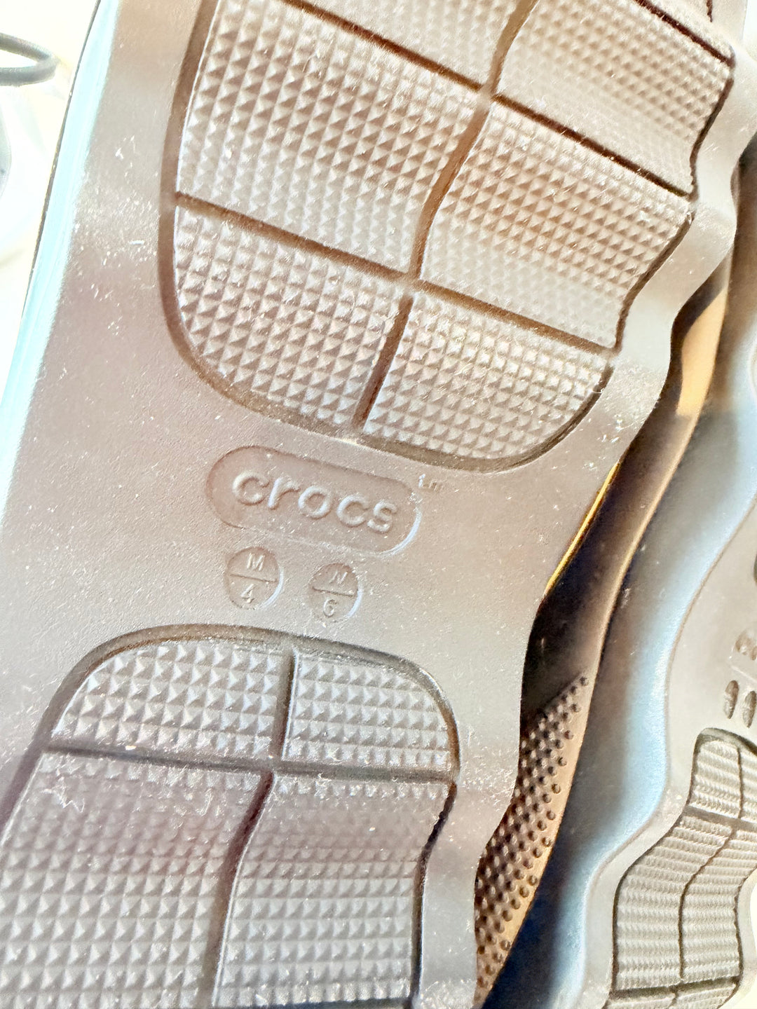 Croc’s Mega Crush Gold/Black Mettalic Triple Strap Platform Sandals Size Mens 4, Womens 6 NEW