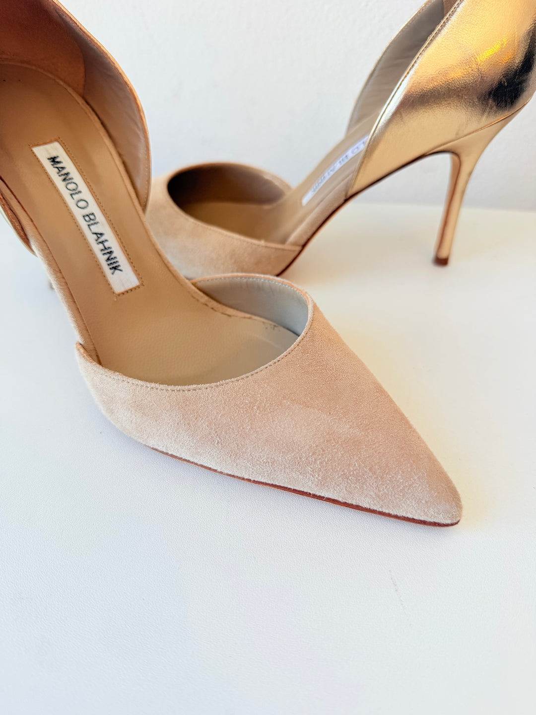 Manolo Blahnik Two Toned Tan Suede Gold Metallic D’Orsay Stilleto Pointed Toe Pumps Size 37