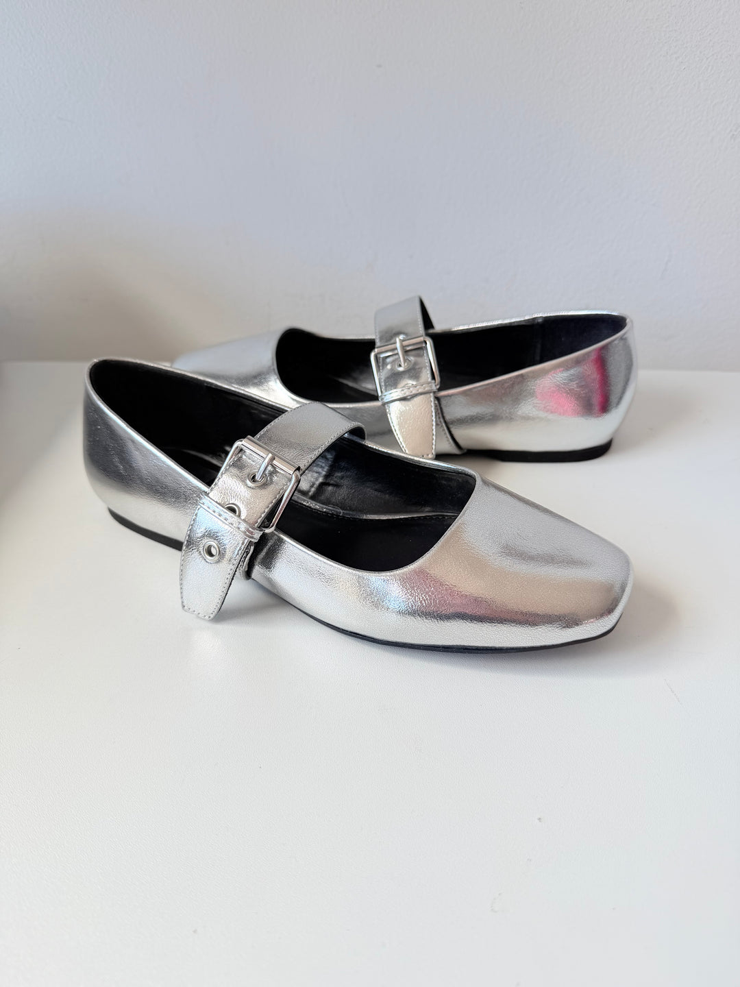 DV by Dolce Vita Millie Silver Mettalic Buckled Ballet Flats Size 7 New