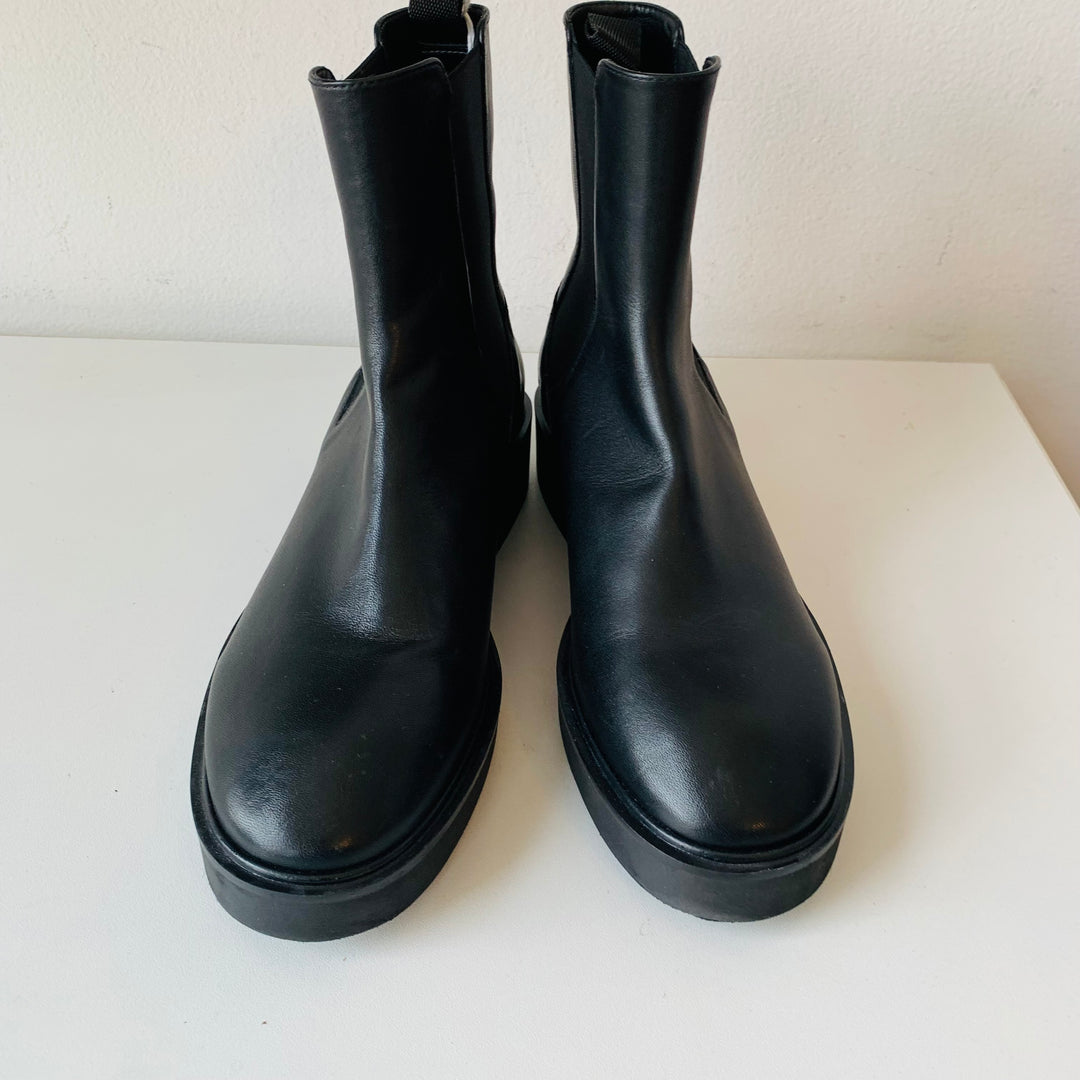 Stuart Weitzman Henley Chelsea Black Leather Ankle Boots Size 7