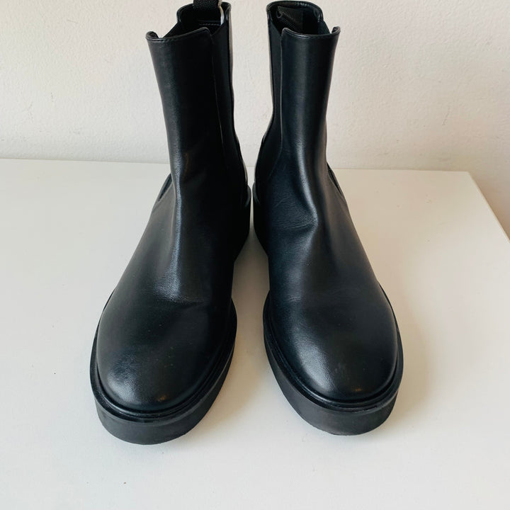 Stuart Weitzman Henley Chelsea Black Leather Ankle Boots Size 7