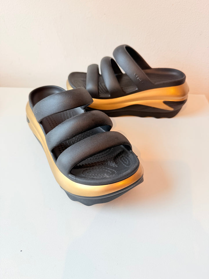 Croc’s Mega Crush Gold/Black Mettalic Triple Strap Platform Sandals Size Mens 4, Womens 6 NEW