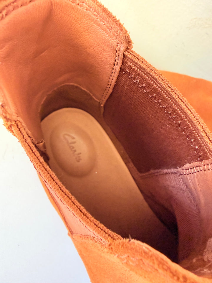 Clark’s Clarkdale Arlo Chelsea Boots In Tobacco/Tan Suede Size 8
