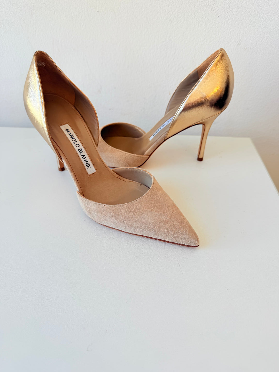 Manolo Blahnik Two Toned Tan Suede Gold Metallic D’Orsay Stilleto Pointed Toe Pumps Size 37