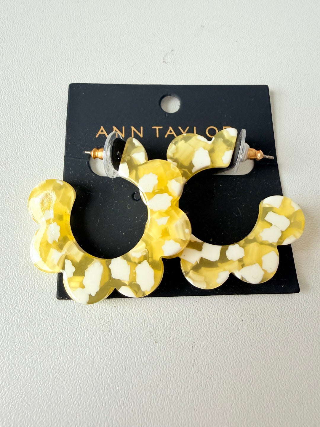 Ann Taylor Yellow & White Resin Scalloped Pierced Hoop Earrings