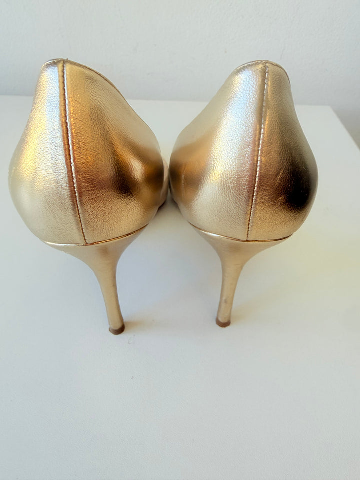 Manolo Blahnik Two Toned Tan Suede Gold Metallic D’Orsay Stilleto Pointed Toe Pumps Size 37