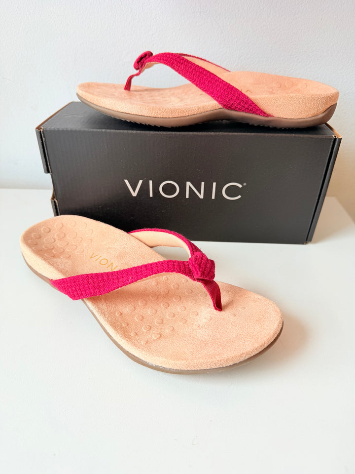 Vionic Mattie Thong Sandal In Red Size 8