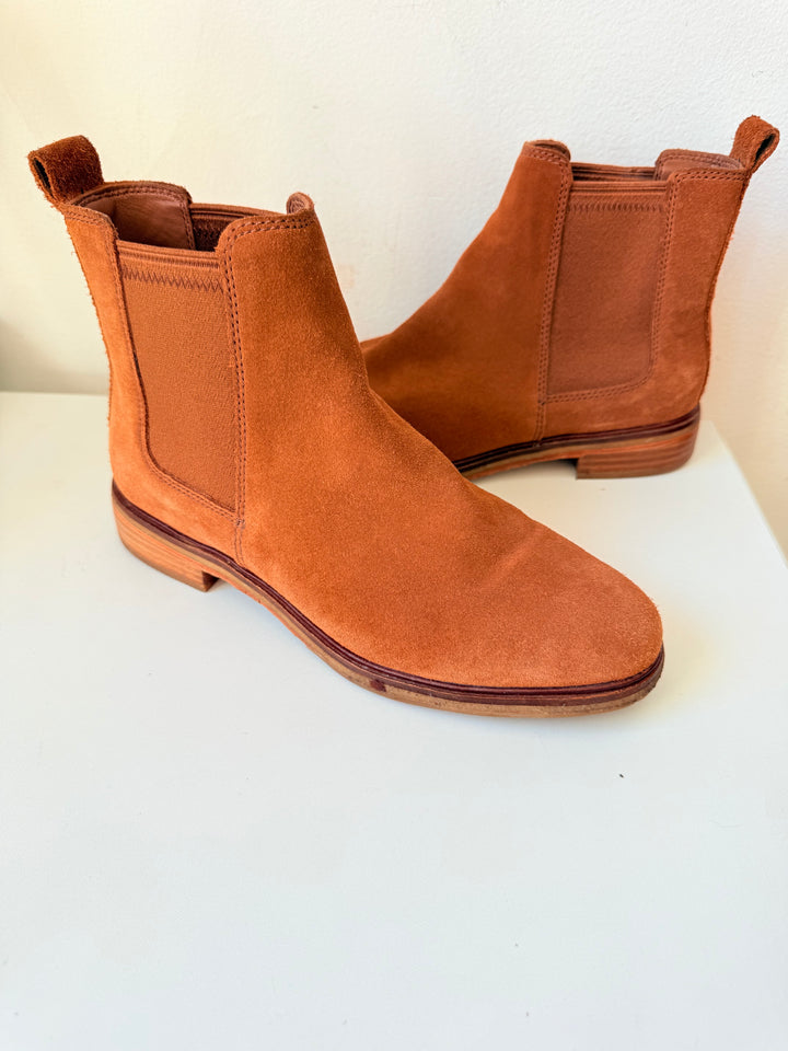 Clark’s Clarkdale Arlo Chelsea Boots In Tobacco/Tan Suede Size 8