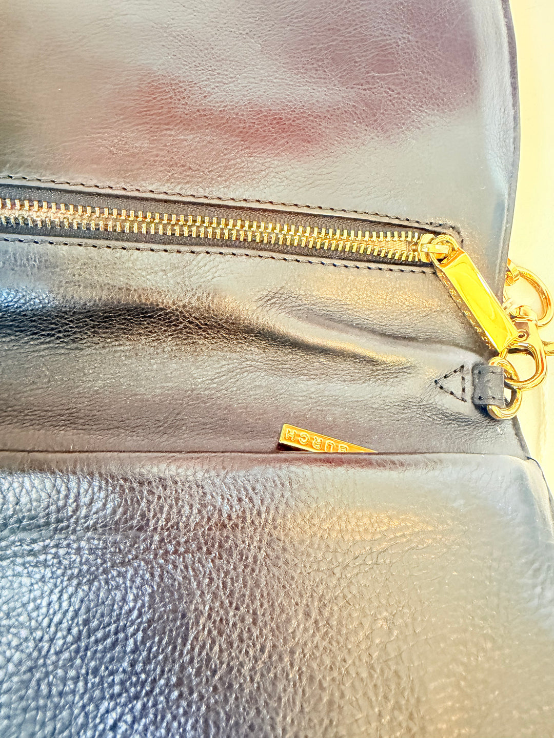 Tory Burch Bombe Reva Clutch Hanbag In Black Textured Leather