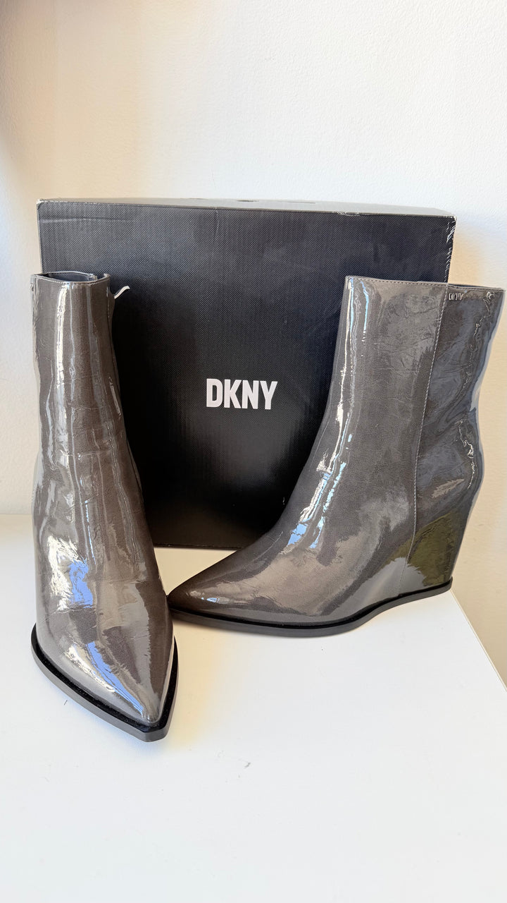 DKNY Beale Wedge Boots Iris Liquid Patent Charcoal Size 11 New in Box