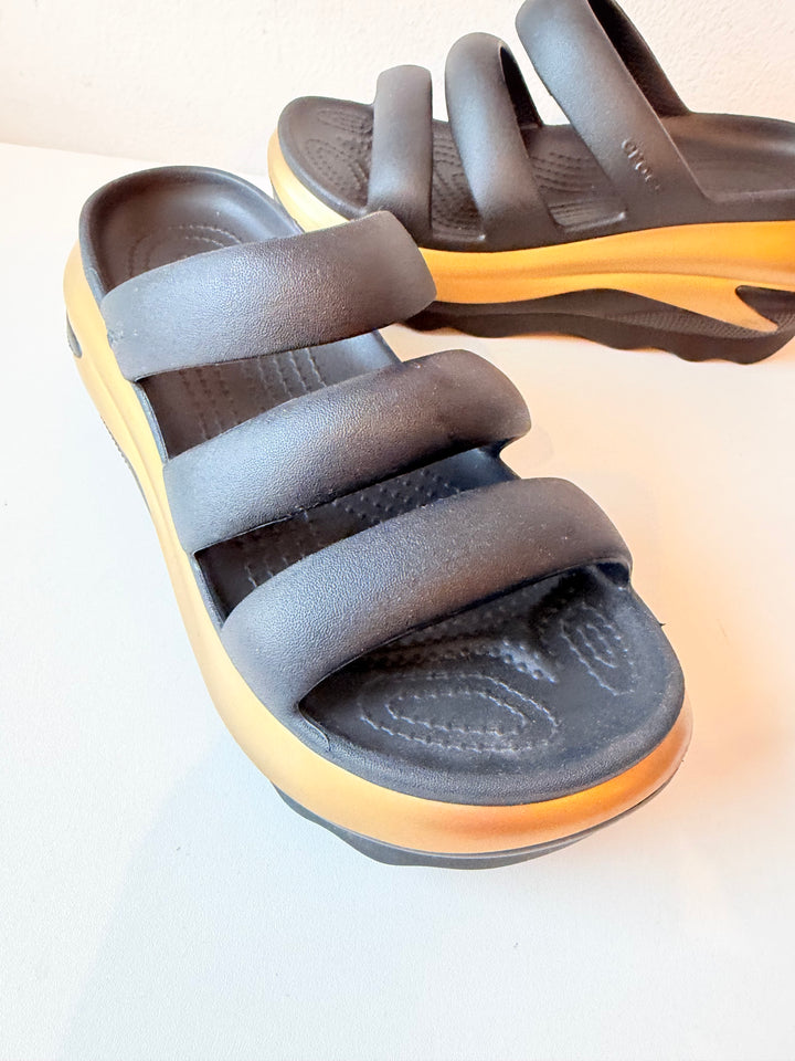 Croc’s Mega Crush Gold/Black Mettalic Triple Strap Platform Sandals Size Mens 4, Womens 6 NEW