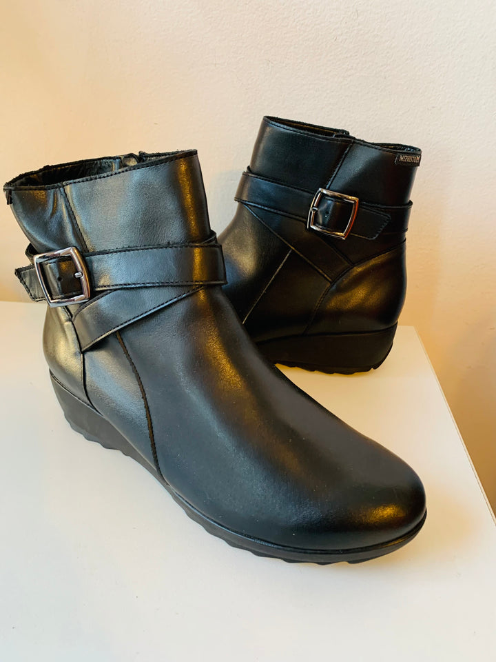 Mephisto Avril Bootie in Black Leather Size 8