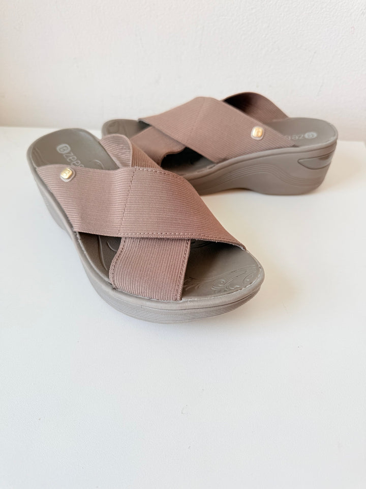 B Zees Grey/Light Brown Platform Slip on Sandals Size 6W