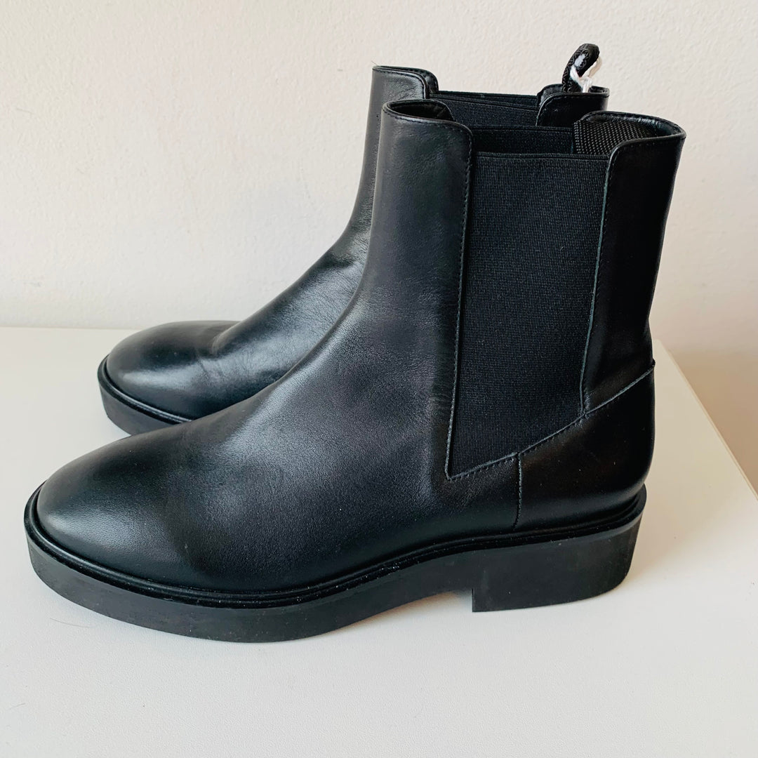 Stuart Weitzman Henley Chelsea Black Leather Ankle Boots Size 7
