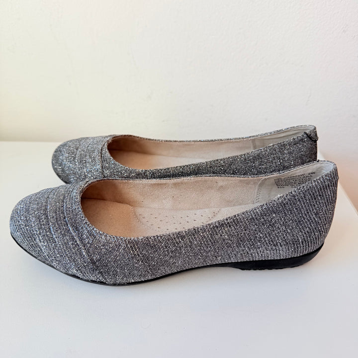 Cliff’s by White Mountain Clara Ballet Flats in Mettalic Silver Size 6 Wide