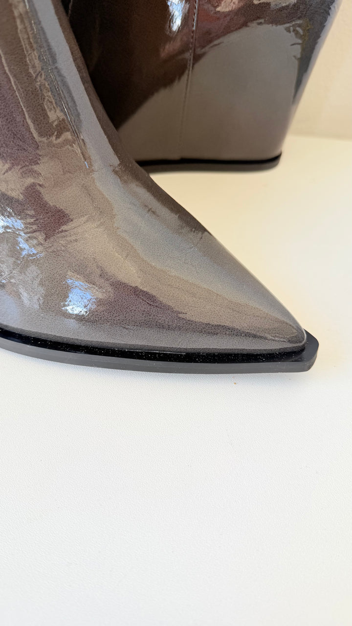 DKNY Beale Wedge Boots Iris Liquid Patent Charcoal Size 11 New in Box