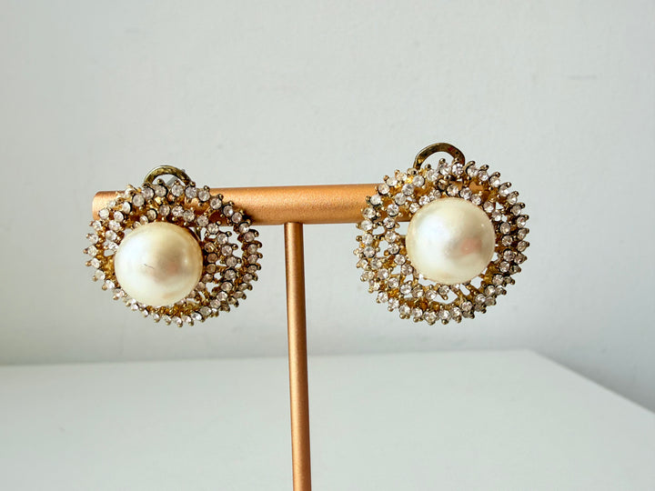 Pearl & Rhinestone Swirl Pierced Earrigs in Gold Tone