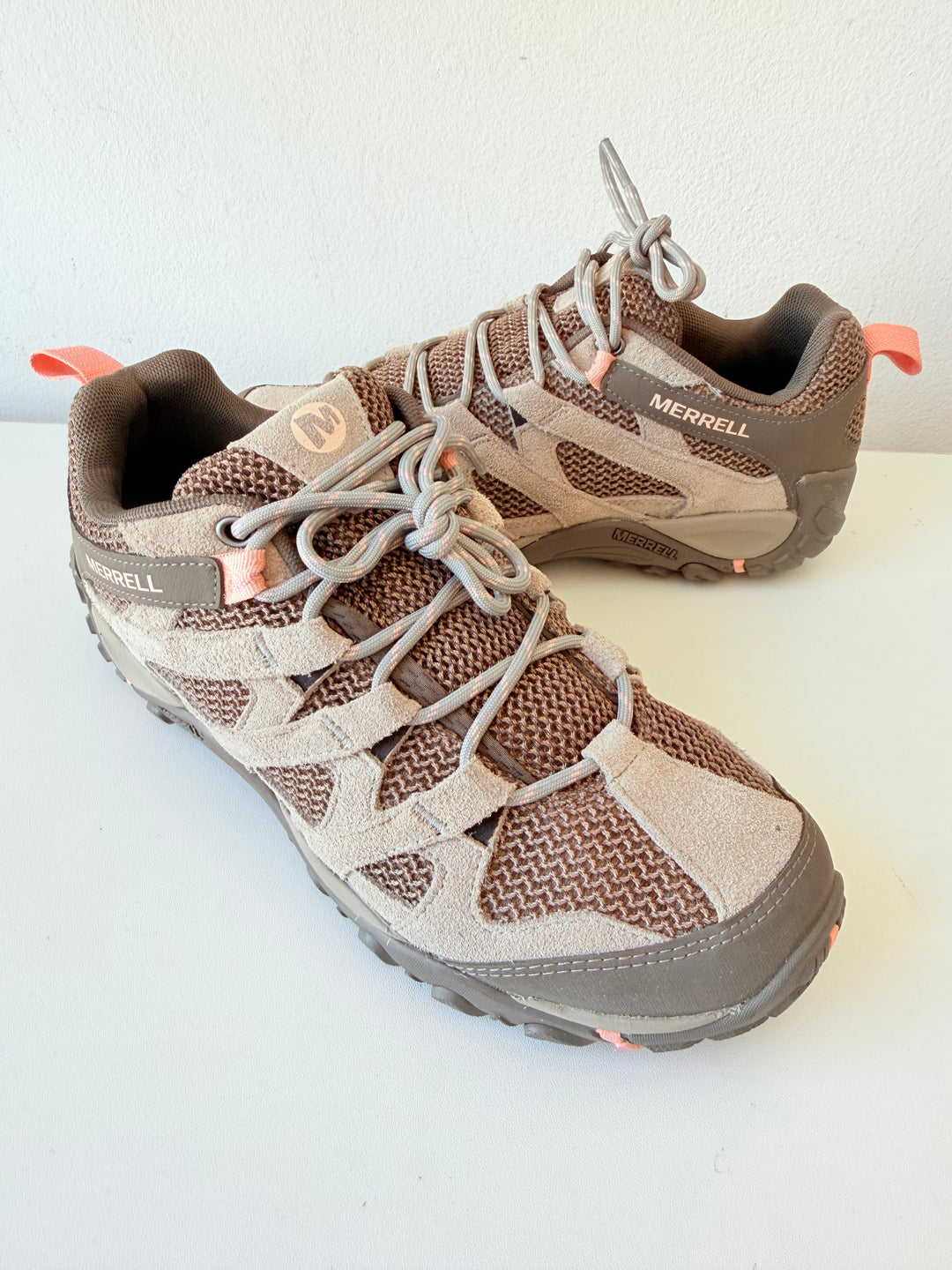 Merrell Alverstone Low Hiking Shoes Size 9 Women’s in Aluminum Tan J033034