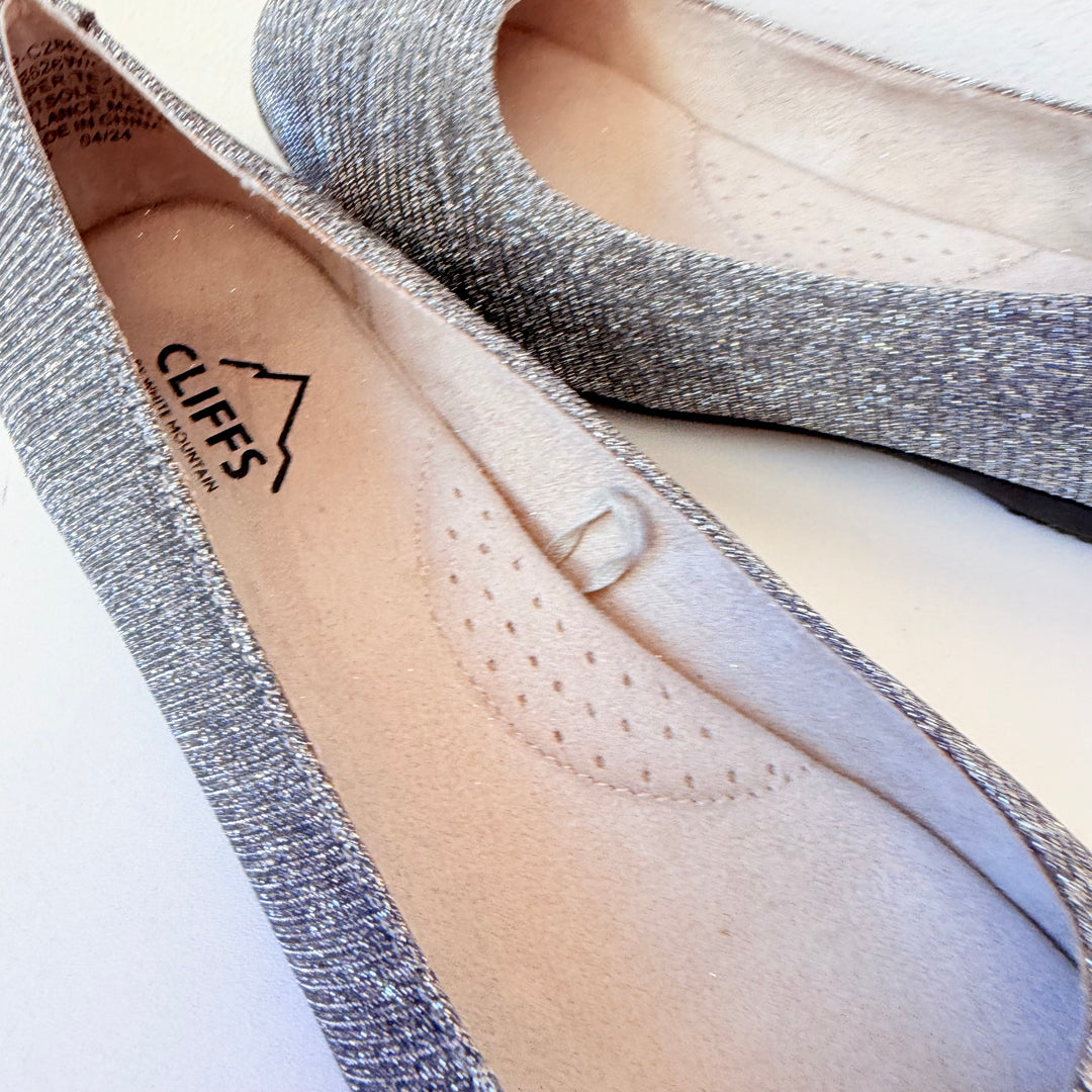 Cliff’s by White Mountain Clara Ballet Flats in Mettalic Silver Size 6 Wide