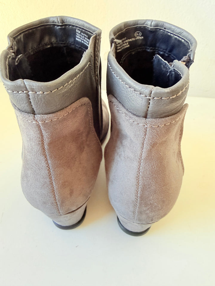 Aerosoles Allowance Gray Faux Suede Wedge Boots Size 6