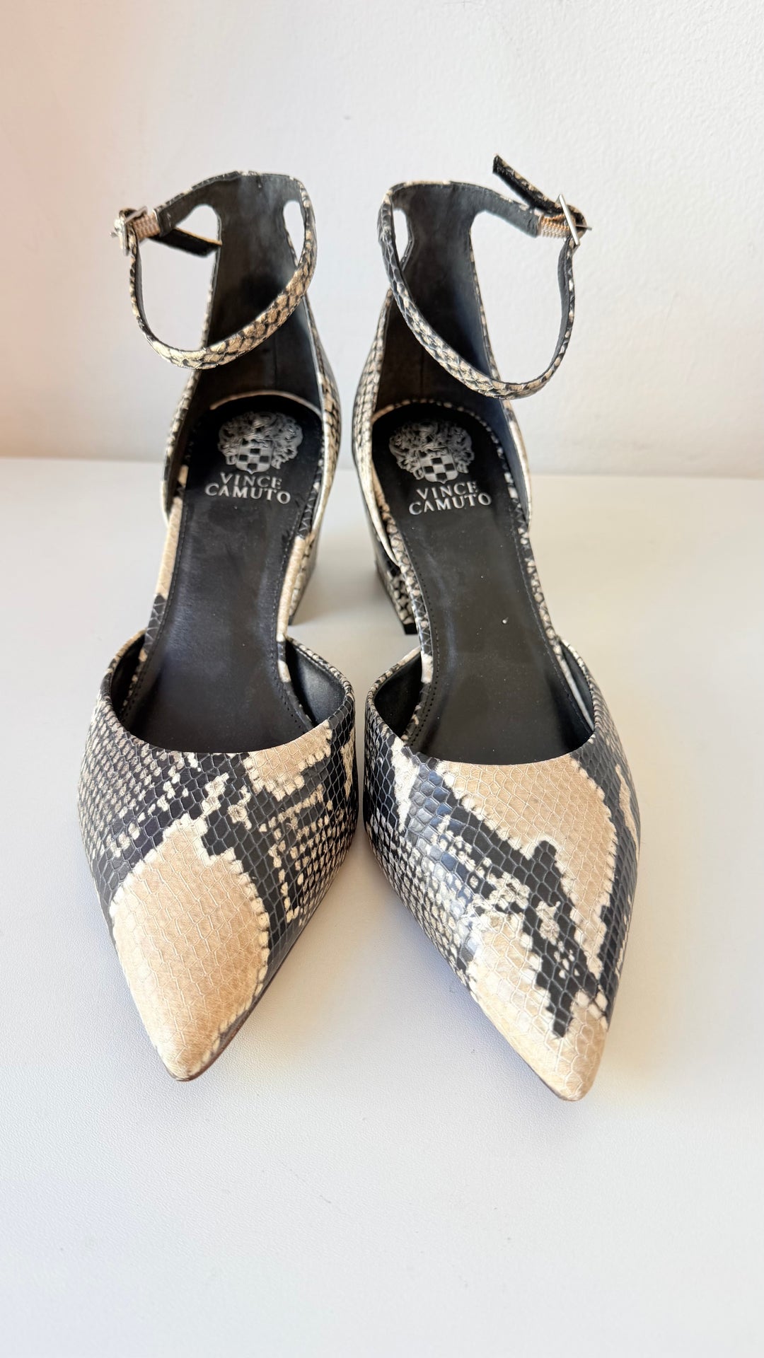 Vince Camuto Sorenn Pointed Toe Snake Pribt Pumps Size 10