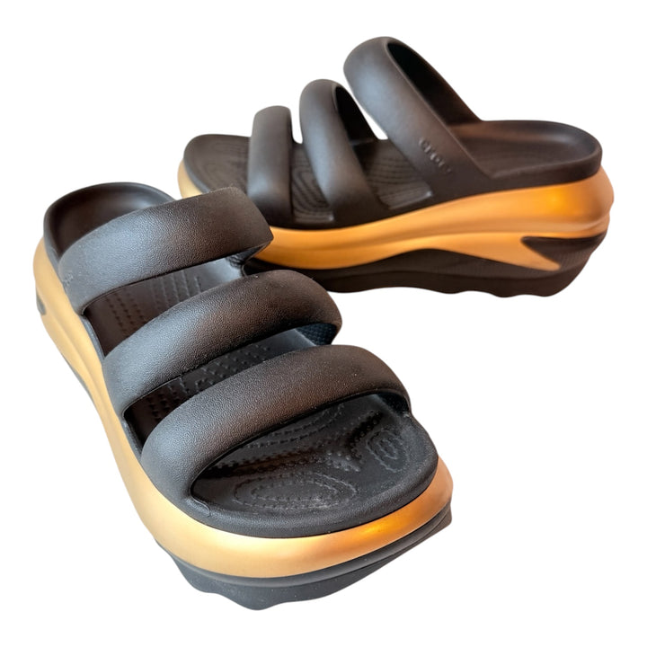 Croc’s Mega Crush Gold/Black Mettalic Triple Strap Platform Sandals Size Mens 4, Womens 6 NEW