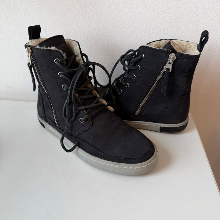 Blackstone ICON Emily CW96 Asphalt Sheepskin Boots Size 37