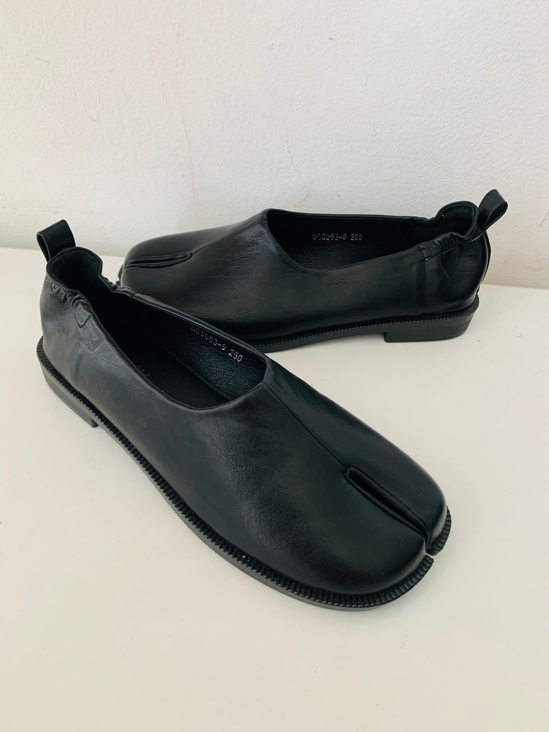 Rabeosy Black Leather Slip On Flats Size 9